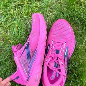 Size 8 Pink Brooks